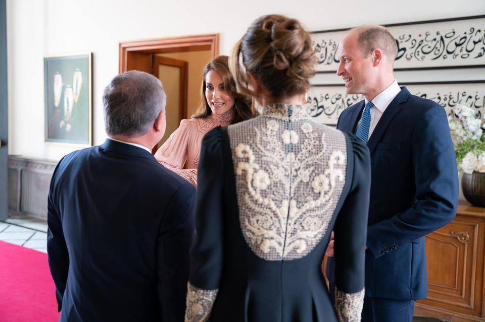 Prinz William und Catherine, Princess of Wales, unterhalten sich bei ihrer Ankunft angeregt mit Königin Rania und König Abdullah.