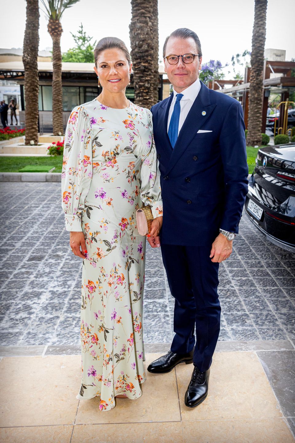 Im zarten Blumenkleid erscheint Kronprinzessin Victoria bei der jordanischen Traumhochzeit. 
