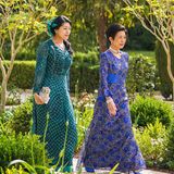 Für einen glänzenden Auftritt sorgen Japans Prinzessinnen Hisako und Tsugoko, die sich für Kleider in Grün und Blau entscheiden. Zum langen grünen Dress mit Perlen kombiniert Tsugoko zudem eine süße Eulen-Clutch. 