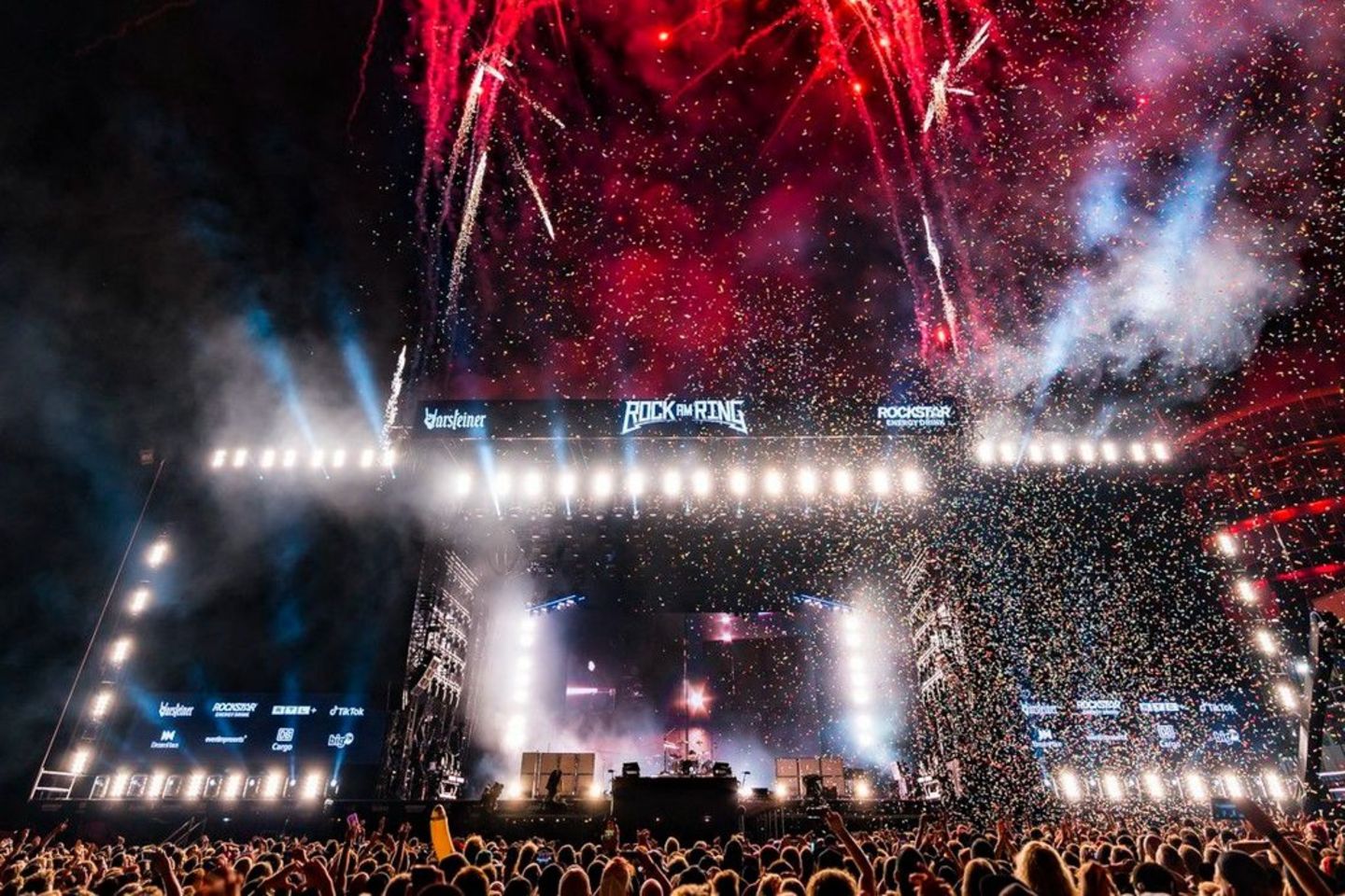 Bei Rock am Ring feiern auch 2023 wieder zahlreiche Festivalbesucher.