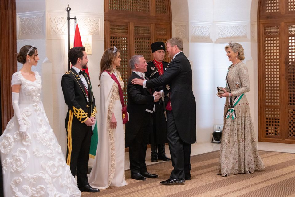 Ganz anders als das erste! Rajwa Al Saif zeigt sich beim Empfang der Gäste in einem zweiten Brautkleid. 