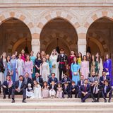 Prinz Hussein und Prinzessin Rajwa posieren nach der Trauung mit ihren Geschwistern, Cousinen und Cousins für ein Gruppenfoto. 