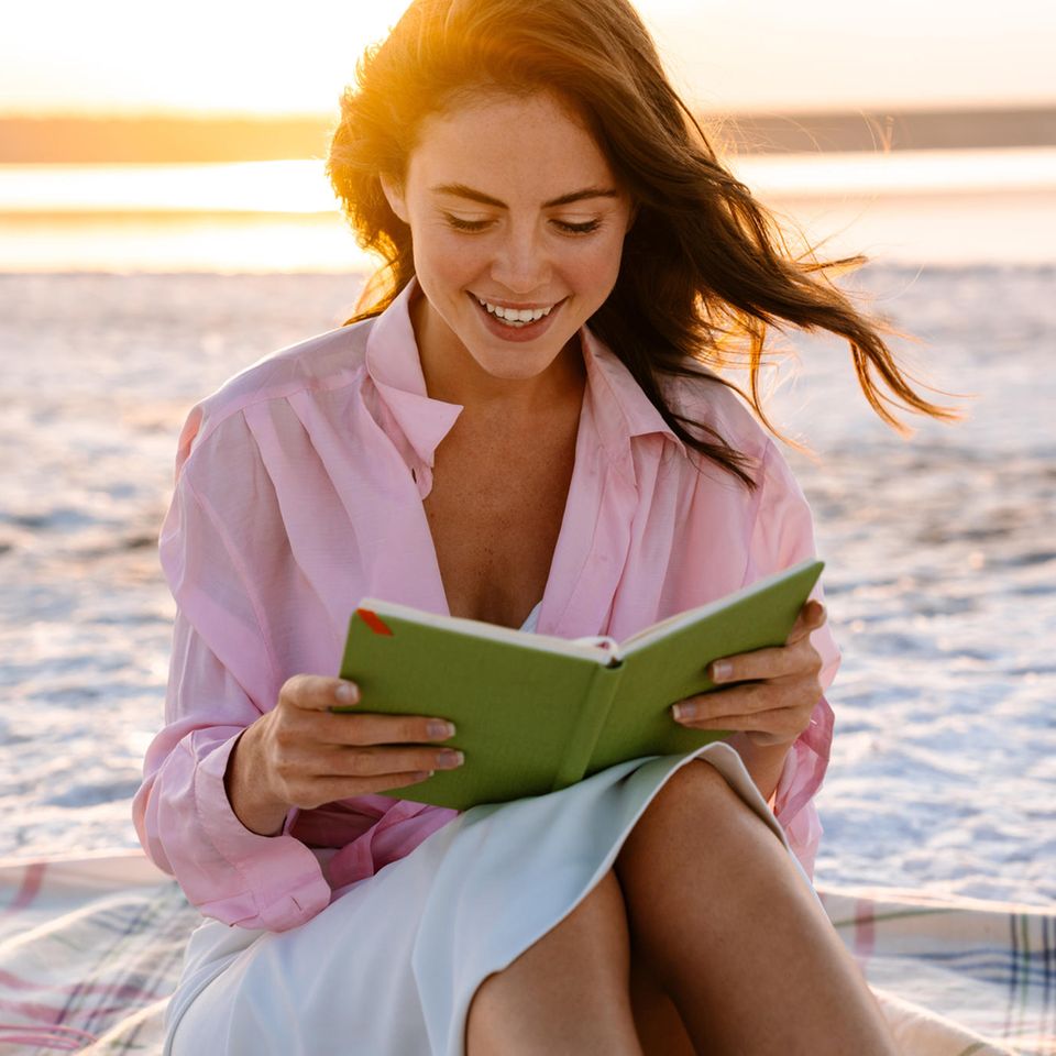 Buchtipps Sommer 2023: Junge Frau liest am Strand