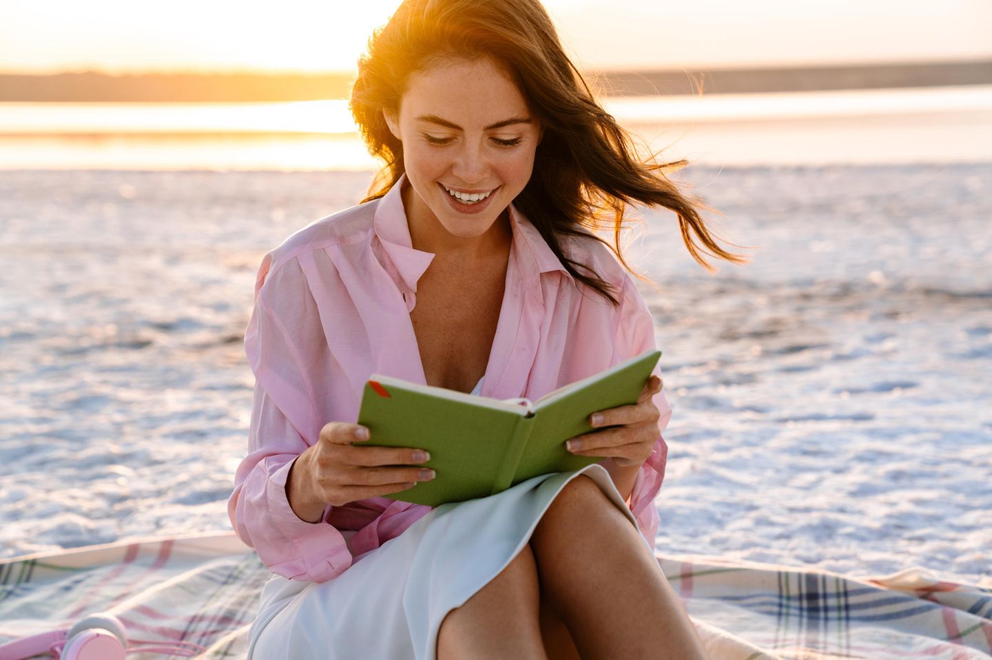 Buchtipps Sommer 2023: Junge Frau liest am Strand