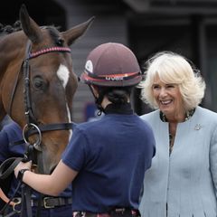 1. Juni 2023  Dieser Termin dürfte Königin Camilla gefallen: Zum 40. Jubiläums der British Race School in Newmarket besucht sie die Stallungen und Trainingsräume der Schule. Bei einem Rundgang kommt Camilla mit einigen begeisterten Pferdenarren ins Gespräch. 