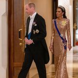 Beim Staatsbankett im Al Husseiniya-Palast nach der Trauung wird es noch einmal schicker! Prinz William und Catherine, Princess of Wales, setzen ihren prachtvollen Glamour aus diesem Grund fort. Während der Prinz in Frack und mit Fliege eine gute Figur macht, funkelt Kate wie Goldmarie höchstpersönlich. Ihr mit Steinen und Pailletten verziertes Kleid von Jenny Packham verleiht dem Anlass den prunkvollen Touch, den er verdient.