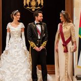 Königin Rania hat für das abendliche Bankett ihr schwarzes Gewand fallen lassen. Die Mutter des Bräutigams, Prinz Hussein, setzt auf eine Robe des libanesischen Modedesigners Elie Saab. Doch ein Detail unterscheidet sich von dem Modell der Sommerkollektion 2023: Der Arm der Jordanierin ist auf der linken Seite komplett verhüllt, das Laufsteg-Original ist an dieser Stelle ärmelfrei. 