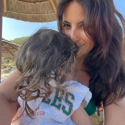 Chryssanthi Kavazi sendet auf Instagram süße Urlaubsgrüße aus Kreta! Was bei der Schauspielerin dabei ganz oben auf der Liste steht? Kuscheln mit ihrem Sprössling natürlich. Ihre Follwer:innen freuen sich jedenfalls über den Einblick ins private Familienalbum. 