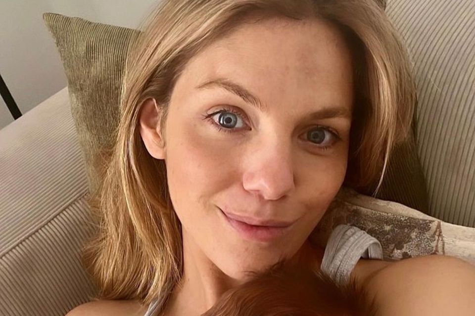 2. Juni 2023  Vor etwa einer Woche ist Viviane Geppert Mama geworden. Nun teilt die Moderatorin auf Instagram ein erstes Selfie zusammen mit Baby Luka und erobert damit die Herzen der Fans. "Kuscheln den ganzen Tag", schreibt sie dazu. Wir gratulieren zum kleinen Wunder. 