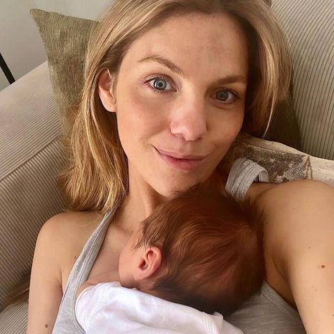 2. Juni 2023  Vor etwa einer Woche ist Viviane Geppert Mama geworden. Nun teilt die Moderatorin auf Instagram ein erstes Selfie zusammen mit Baby Luka und erobert damit die Herzen der Fans. "Kuscheln den ganzen Tag", schreibt sie dazu. Wir gratulieren zum kleinen Wunder. 