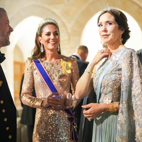 Neben Catherine, Princess of Wales, brilliert auch Prinzessin Mary in einem Hingucker-Gewand. Dabei ist ihre Wahl wirklich nachhaltig: Das taubenblaue Kleid von Jesper Høvrig hat sie mit Spitzen-Overlay und Schmucksteinen upgecycelt. 
