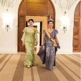 Japans Prinzessin Hisako und ihre Tochter Prinzessin Tsuguko beherrschen das harmonische Farbspiel. Während Tochter Tsuguko auf ein grasgrünes Paillettenkleid mit goldenem Schimmer setzt, trägt Mutter Hisako ein altblaues Kleid mit Schößchen, Spitze und Puffärmeln. 