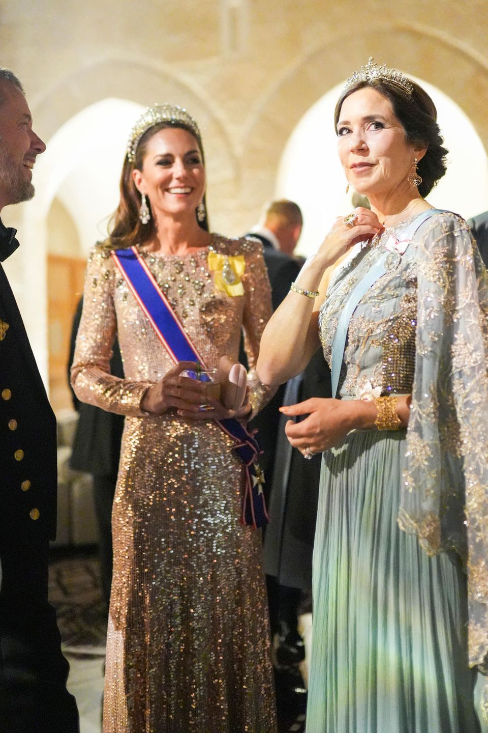 Catherine, Princess of Wales, unterhält sich mit Prinz Frederik und Prinzessin Mary.