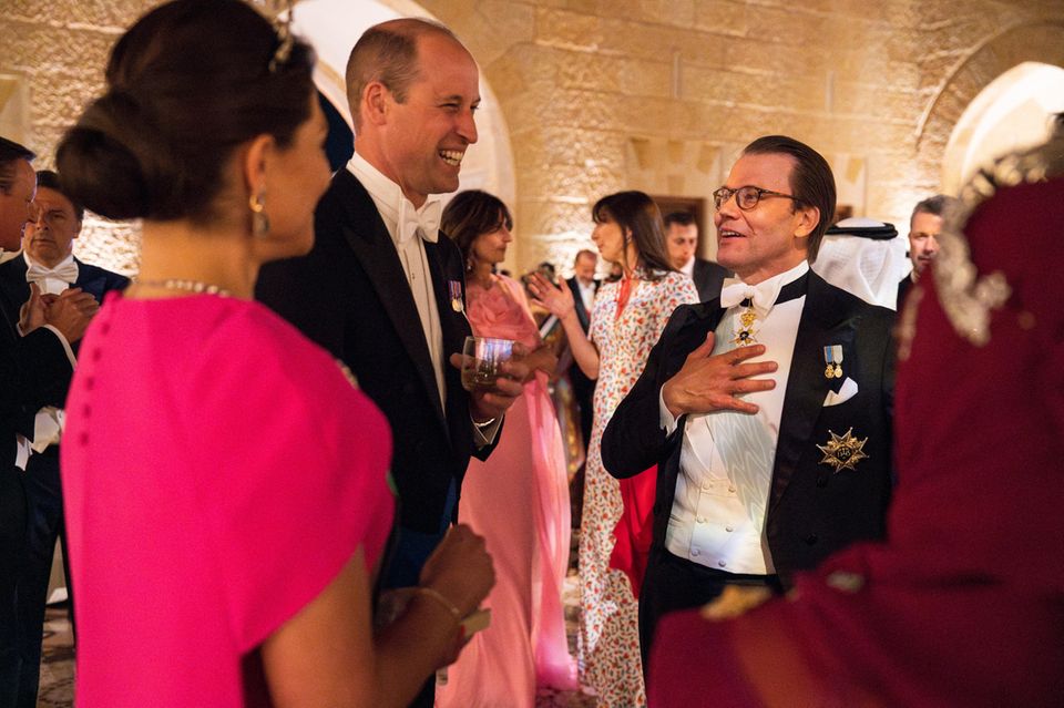 Prinz William scherzt mit Prinzessin Victoria und Prinz Daniel beim Hochzeitsbankett.