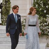 Prinzessin Beatrice setzt zur Hochzeitszeremonie auf ein babyblaues Kleid von Needle & Thread. Ein schwarzer Taillengürtel verleiht ihrer Robe Kontur, während ihre Clutch ein besonders süßes Detail aufweist. Das Model "Cleo" von Sophia Webster besticht mit einer prominent platzierten Botschaft: "Wifey for Lifey"— süß! Ehemann Edoardo Mapelli Mozzi passt seine Krawatte an die Robe seiner Liebsten an. 