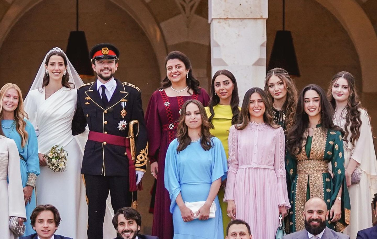 Prinzessin Haalah (3.v.r.) posiert mit der jordanischen Königsfamilie für ein Gruppenfoto anlässlich der Hochzeit von Prinz Hussein und Rajwa Al Saif am 1. Juni 2023 in Amman, Jordanien.