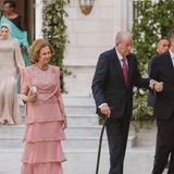 Auch Königin Sofia und König Juan Carlos reisen zur Zeremonie in Amman an. Die ehemalige Königin verzaubert in lachsfarbener Robe mit Volants und Pailletten-Saum. Juan Carlos ist die Farbe etwas zu zart — seine Krawatte wählt er in sattem Weinrot. 