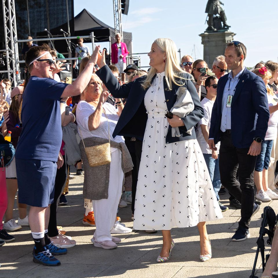 2. Juni 2023   Bei der Eröffnung des Dissimilis Festivals, ein traditionelles Stadtfest in Oslo, ist Mette-Marit von Norwegen so guter Laune, dass sich die Besucher über royale High-Fives der Prinzessin freuen können. Mit dabei auf dem Rathausplatz ist außerdem Prinzessin Astrid, die ältere Schwester von König Harald.