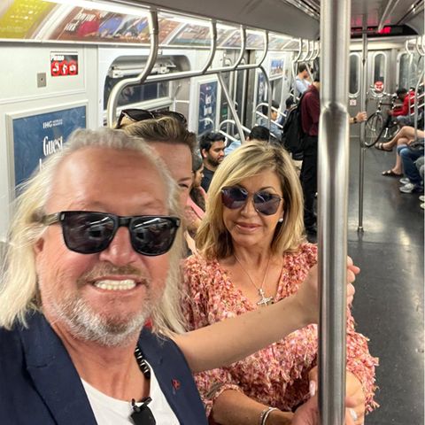 Robert und Carmen Geiss haben in New York gerade eine ganz neue Erfahrung gemacht: U-Bahn fahren! Es war ein "bisschen gefährlich", wie der Unternehmer auf instagram schreibt, aber sie haben den öffentlichen Nahverkehr überlebt. Herzlichen Glückwunsch!