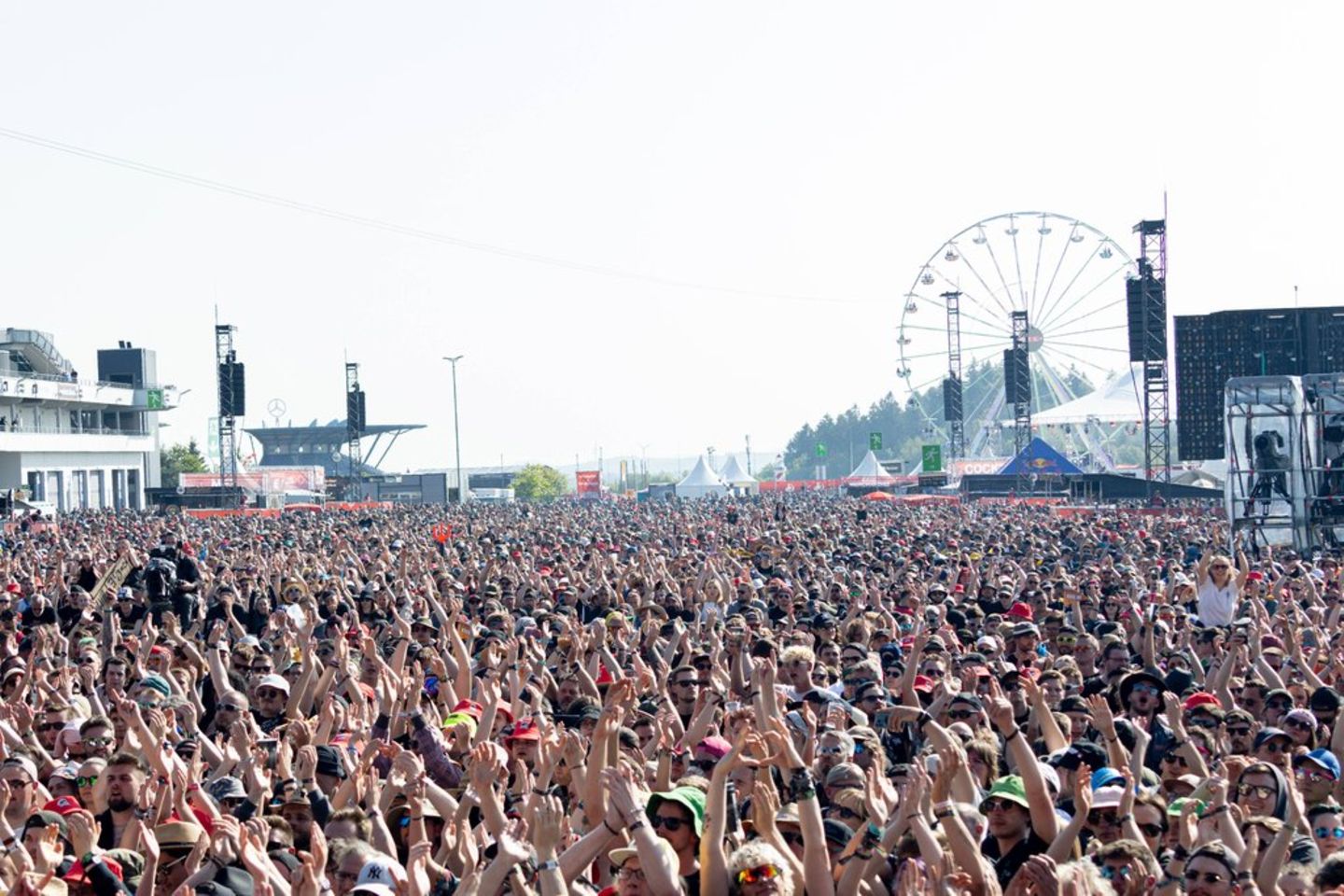 Tausende Fans marschierten am Freitag zum Auftakt der Zwillingsfestivals Rock am Ring/Rock im Park.