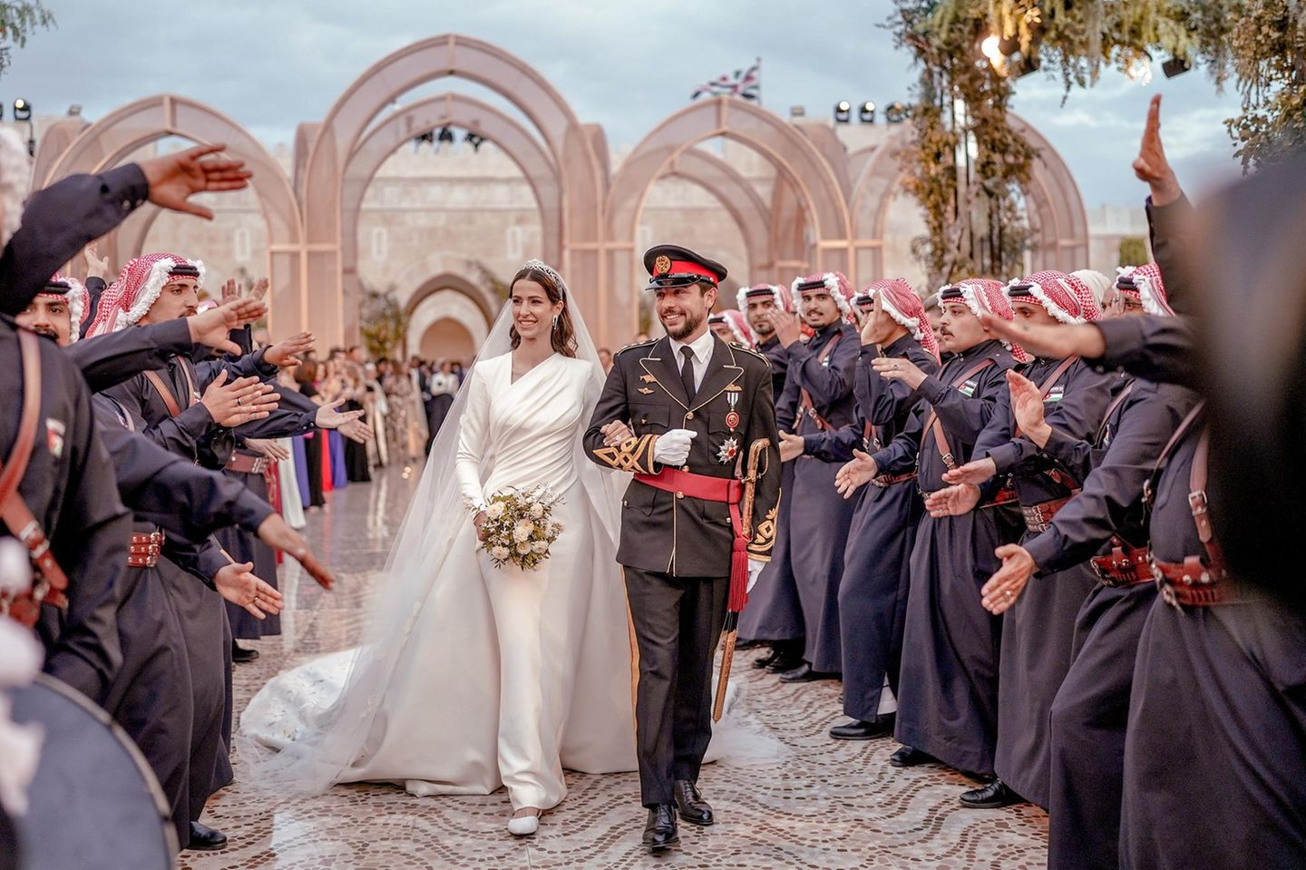 Prinzessin Rajwa und Prinz Hussein nach ihrer Trauung am 1. Juni 2023