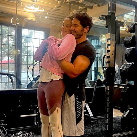 Trainingseinheit für die Liebe: "Lucifer"-Star Tom Ellis schickt seiner Frau Meaghan Oppenheimer zum Hochzeitstag eine sportliche Liebeserklärung: "Du trägst mich jeden Tag, also trainiere ich, um das Gleiche mit dir zu tun."