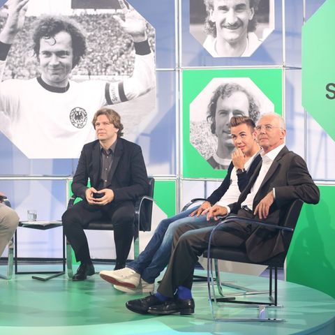 "das aktuelle Sportstudio" (v.r.): Franz Beckerbauer, Mario Götze, Michael Steinbrecher, Rudi Völler und Günter Netzer - auf d
