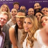 Selfie-Time! Die Stars von Let's-Dance, darunter Profi-Tänzer Massimo Sinato und Teilnehmer der vergangenen Staffel, rotten ich im Lascana-Store noch schnell für ein gemeinsames Bild zusammen. 