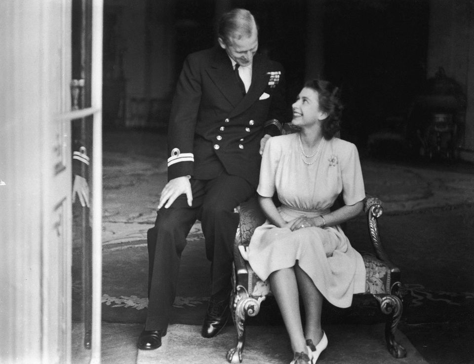 Prinz Philip, damals noch Lieutenant, und Königin Elizabeth, damals noch Prinzessin, am Tag der Verkündung ihrer Verlobung im Buckingham Palast