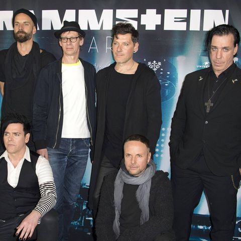Rammstein mit Sänger Til Lindemann (r.) bei der Premiere des Kinofilms "Rammstein: Paris" 2017 in der Berliner Volksbühne.