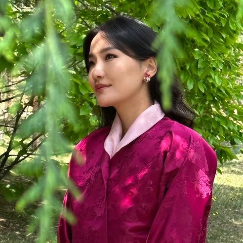4. Juni 2023  Mit diesem wunderschönen, verträumten Porträt gratuliert der königliche Hof und das Volk von Bhutan ihrer Königin Jetsun "mit unermüdlicher Liebe, Bewunderung und Dankbarkeit" zum 33. Geburtstag. Den Glückwünschen schließen wir uns gerne an.