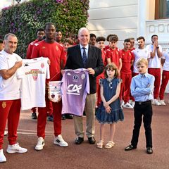 4. Juni 2023  Fürst Albert empfängt die Jugendmannschaft des AS Monaco im Fürstenpalast, und seine Zwillinge Gabriella und Jacques wollen den Sieger des diesjährigen französischen Jugendpokals Coupe Gambardella gleich mit gratulieren. 