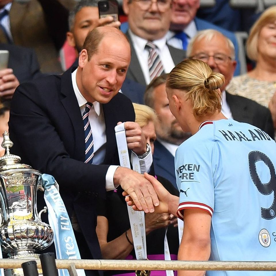 Prinz William überreicht Erling Haaland von Manchester City die Siegermedaille.
