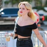 Tritt Ava Phillippe jetzt doch in Mamas Fußstapfen? Das lässt zumindest das Treffen mit Casting Director David Rapaport ahnen. Für diesen wichtigen Termin wählt die Tochter von Reese Witherspoon einen coolen, kraftvollen Look, bestehen aus schwarzer Bootcut Jeans und ebenfalls schwarzem Off-Shoulder-Top. Der rote Lippenstift bringt Farbe ins Spiel und ist ein netter Eyecatcher. 
