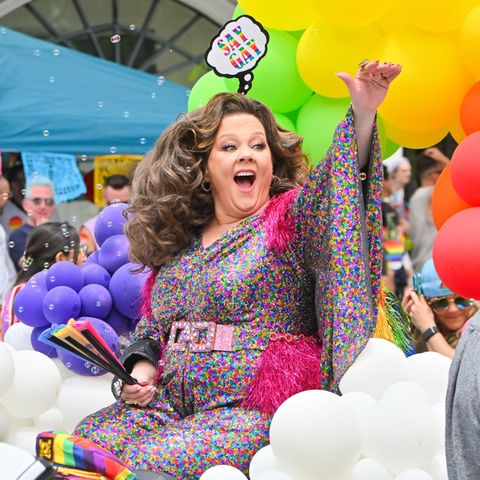 2023  Schauspielerin Melissa McCarthy feiert bei der WeHo Pride Parade am 4. Juni in West Hollywood vom bunt dekorierten Auto aus mit und winkt begeistert den Fans zu. 