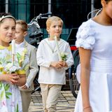 Was für ein aufregender Tag für den kleinen Carlos in Den Haag: Der niederländische Prinz feiert seine Kommunion. Neben seinen Eltern, Prinzessin Annemarie und Prinz Carlos von Bourbon-Parma, sind auch seine beiden älteren Schwestern Prinzessin Luisa Irene und Prinzessin Cecilia mit dabei. Für den großen Tag wählt Carlos ein Hemd mit V-Ausschnitt und abgesetzter Borde, eine beigefarbene Chino-Hose und Loafer in Cognac. 