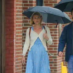 Unter einem Regenschirm in Sicherheit gebracht, spaziert die schwangere Claire Danes durch New York. Ihr Look passt nicht ganz zum Wetter: Sie trägt ein babyblaues Kleid mit Bindung, dazu kombiniert sie einen Cardigan mit Muschelsaum und Sandalen mit geflochtenen Goldriemen. 