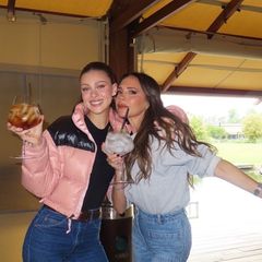 Zusammen mit Schwiegertochter Nicola Peltz Beckham gönnt sich Victoria Beckham einen Drink. 