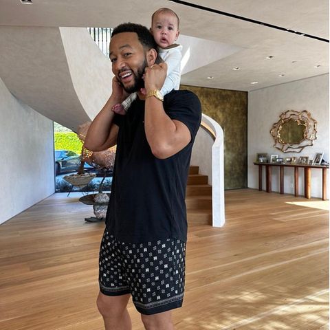4. Juni 2023  Voller Dankbarkeit für Ehemann John Legend und ihre Familie genießt Chrissy Teigen das Wochenende. Baby Esti wird währenddessen auf Papas Schultern durch das Haus getragen und hat so Mama Chrissy bestens im Blick. 