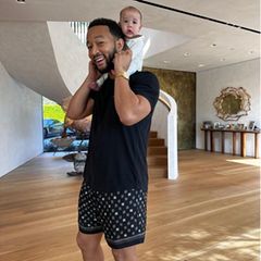 4. Juni 2023  Voller Dankbarkeit für Ehemann John Legend und ihre Familie genießt Chrissy Teigen das Wochenende. Baby Esti wird währenddessen auf Papas Schultern durch das Haus getragen und hat so Mama Chrissy bestens im Blick. 