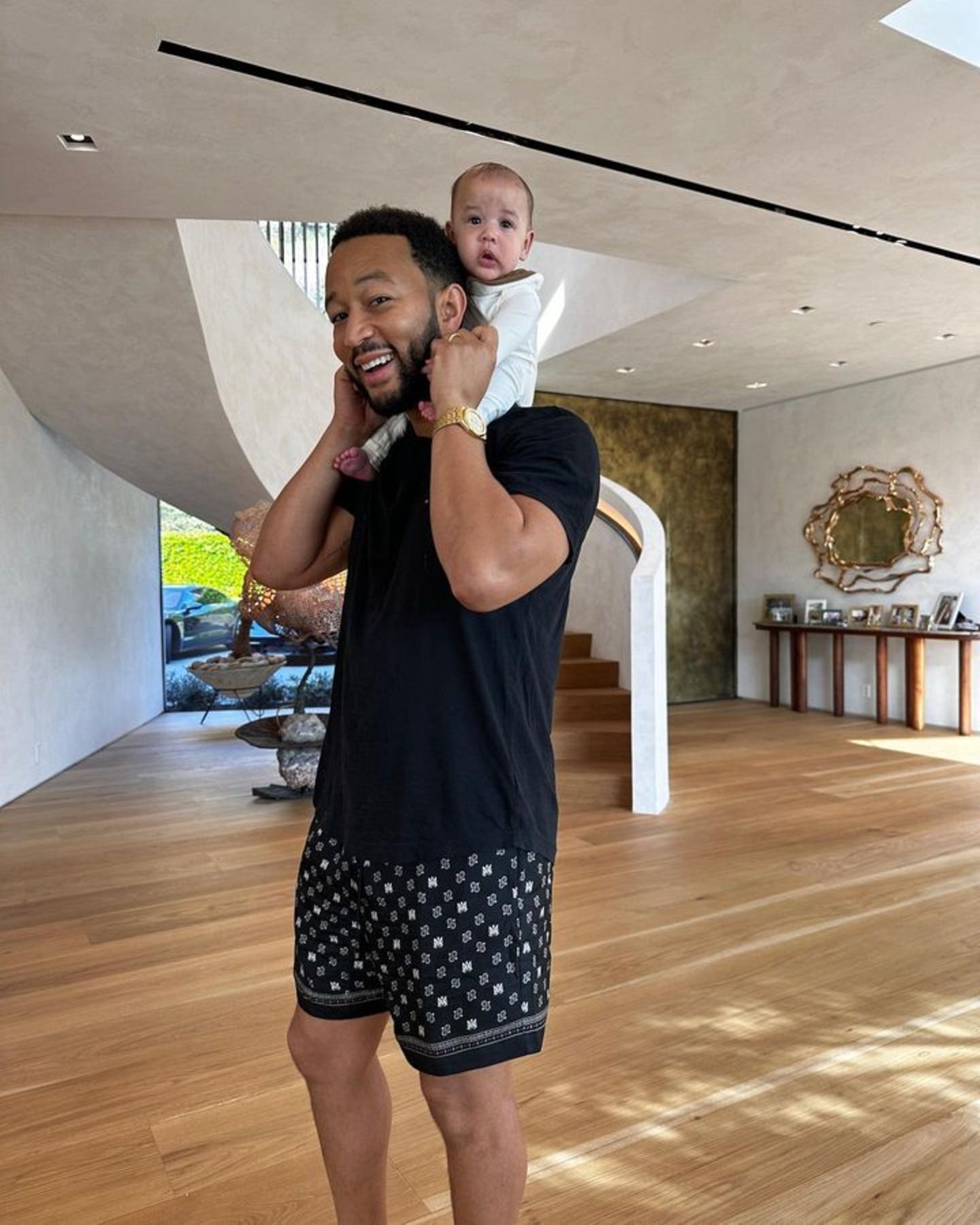 4. Juni 2023  Voller Dankbarkeit für Ehemann John Legend und ihre Familie genießt Chrissy Teigen das Wochenende. Baby Esti wird währenddessen auf Papas Schultern durch das Haus getragen und hat so Mama Chrissy bestens im Blick. 