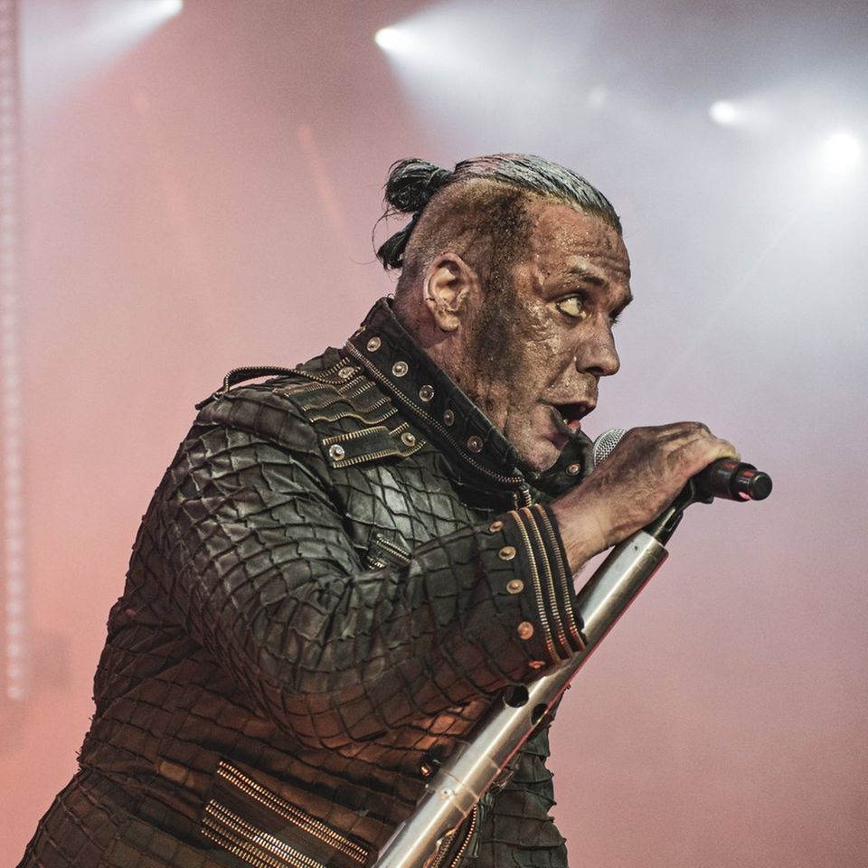 Rammstein-Sänger Till Lindemann während eines Auftritts.