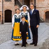 5. Juni 2023  Die schwedische Thronfolgerfamilie stimmt sich auf den Nationalfeiertag am 6. Juni ein. Vor den Feierlichkeiten posieren Kronprinzessin Victoria und Prinz Daniel mit ihren Kindern Prinzessin Estelle und Prinz Oscar für ein Familienfoto auf Schloss Gripsholm.