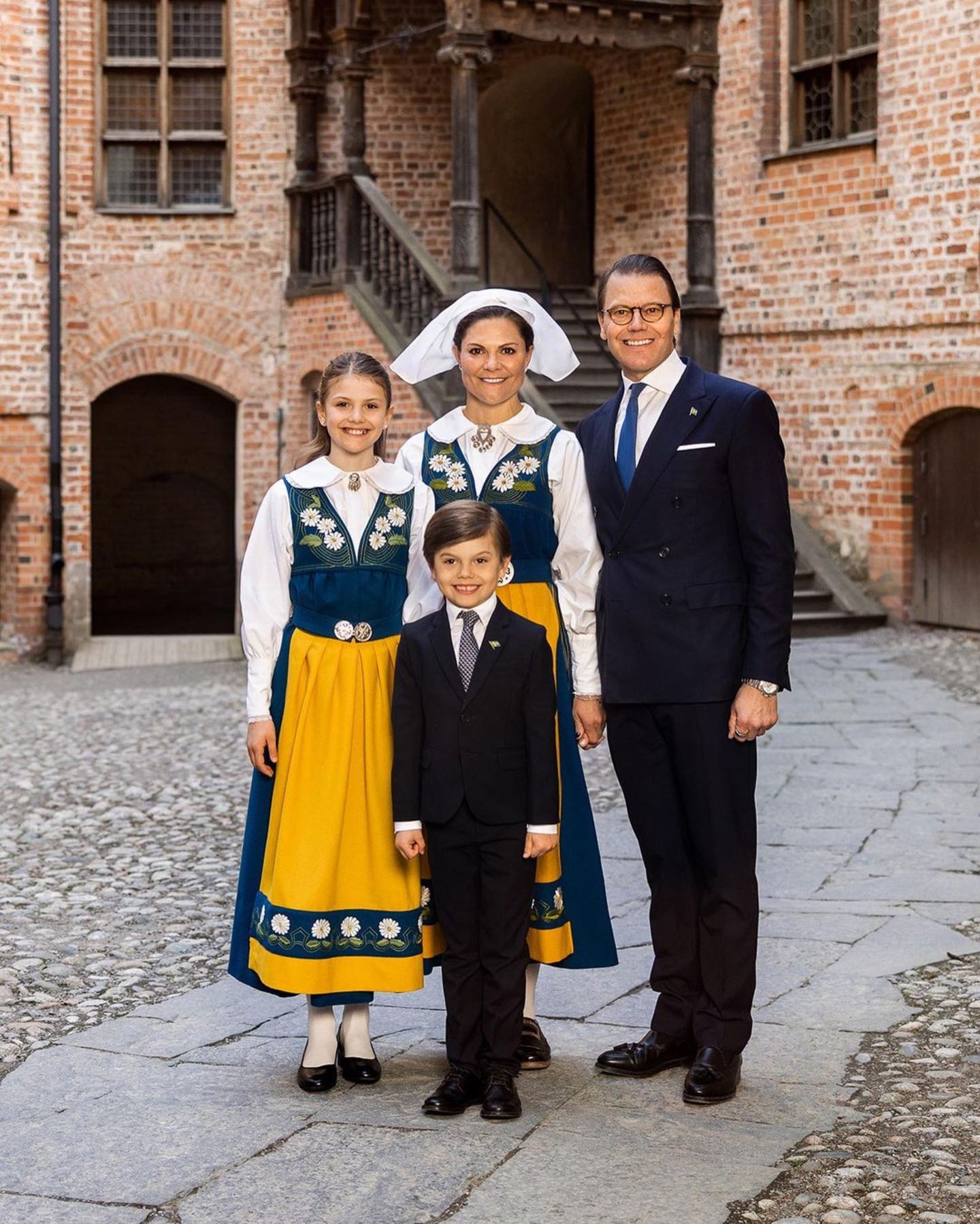 5. Juni 2023  Die schwedische Thronfolgerfamilie stimmt sich auf den Nationalfeiertag am 6. Juni ein. Vor den Feierlichkeiten posieren Kronprinzessin Victoria und Prinz Daniel mit ihren Kindern Prinzessin Estelle und Prinz Oscar für ein Familienfoto auf Schloss Gripsholm.