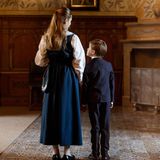 Auf Schloss Gripsholm haben sich die Nachwuchs-Royals vor dem Nationalfeiertag über die Geschichte ihrer Familie informiert, wie der schwedische Hof auf Instagram wenige Stunden vor den Feierlichkeiten verrät. 