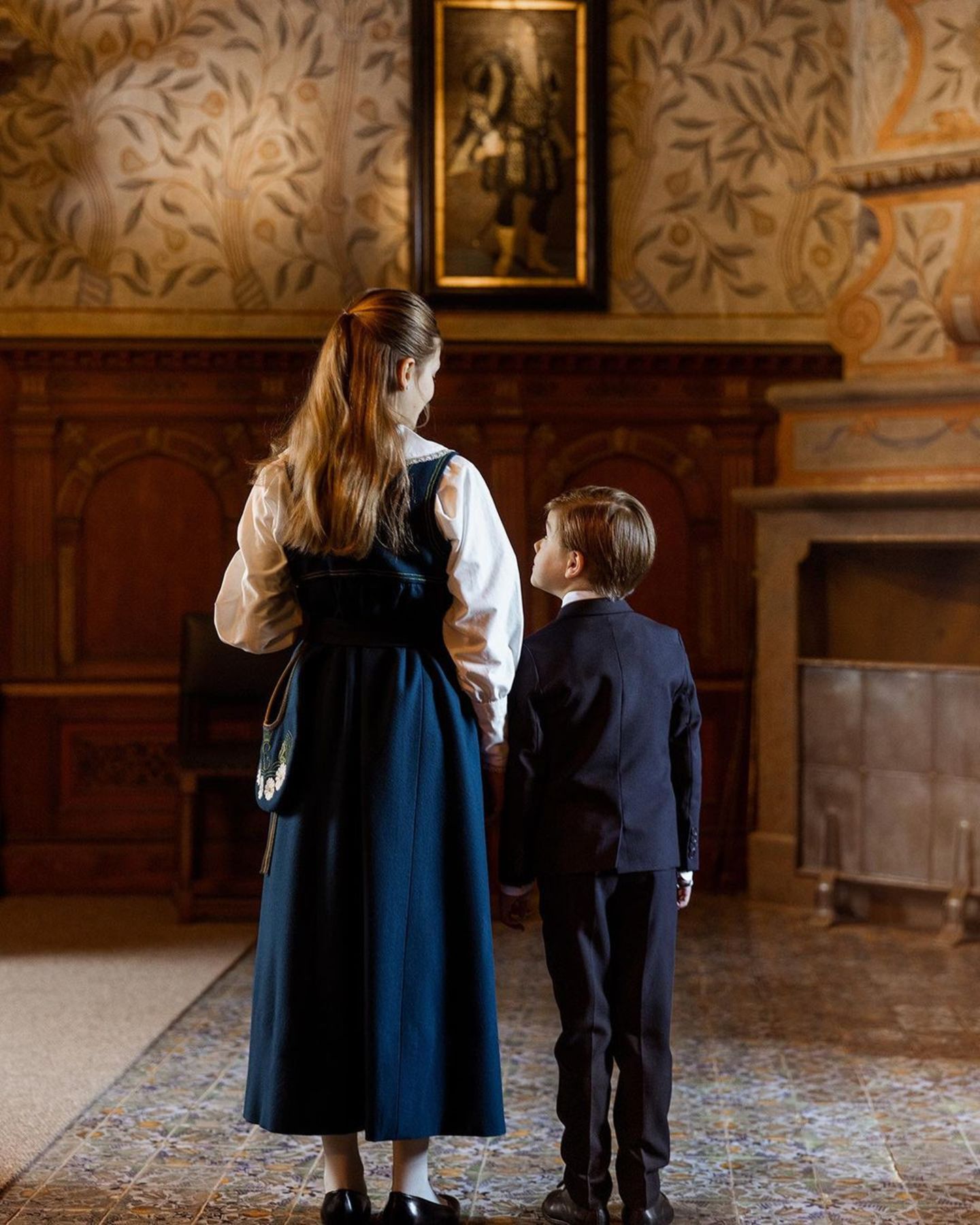 Auf Schloss Gripsholm haben sich die Nachwuchs-Royals vor dem Nationalfeiertag über die Geschichte ihrer Familie informiert, wie der schwedische Hof auf Instagram wenige Stunden vor den Feierlichkeiten verrät. 
