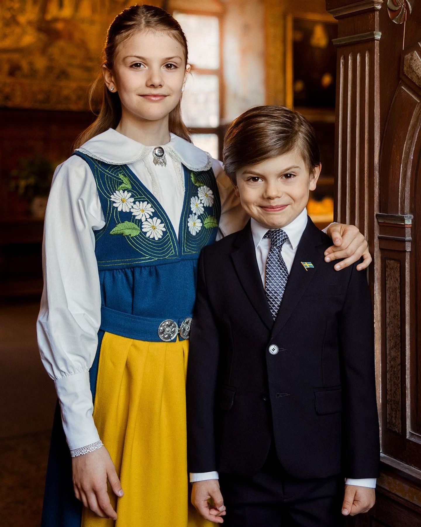 Ein zweites Foto zeigt Prinzessin Estelle und Prinz Oscar in trauter Zweisamkeit. Vor allem der kleine Oscar scheint sich schon sehr auf den besonderen Feiertag zu freuen, wie sein schelmisches Grinsen vermuten lässt.
