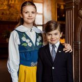 Ein zweites Foto zeigt Prinzessin Estelle und Prinz Oscar in trauter Zweisamkeit. Vor allem der kleine Oscar scheint sich schon sehr auf den besonderen Feiertag zu freuen, wie sein schelmisches Grinsen vermuten lässt.