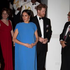 Herzogin Meghan wählte das Kleid von Safiyaa 2018 bei einem Staatsdinner in Fidschi – jedoch in Blau. An der Seite ihres Mannes, Prinz Harry,  schwebte Meghan mit Babybauch über das Parkett, wählte lediglich große, funkelnde Ohrringe und trug ihre Haare offen und im Mittelscheitel. 