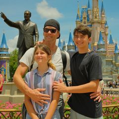 Stars im Freizeitpark: Tom Brady mit seinen Kindern Vivian und Benjamin